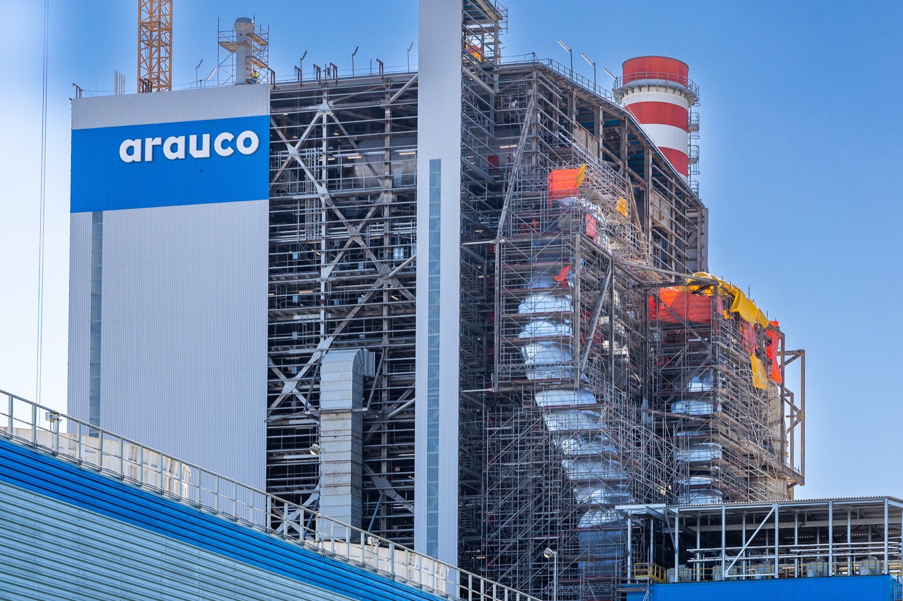 Grúa y estructura en altura