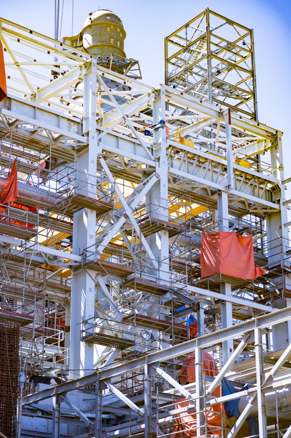 Estructura metálica en montaje