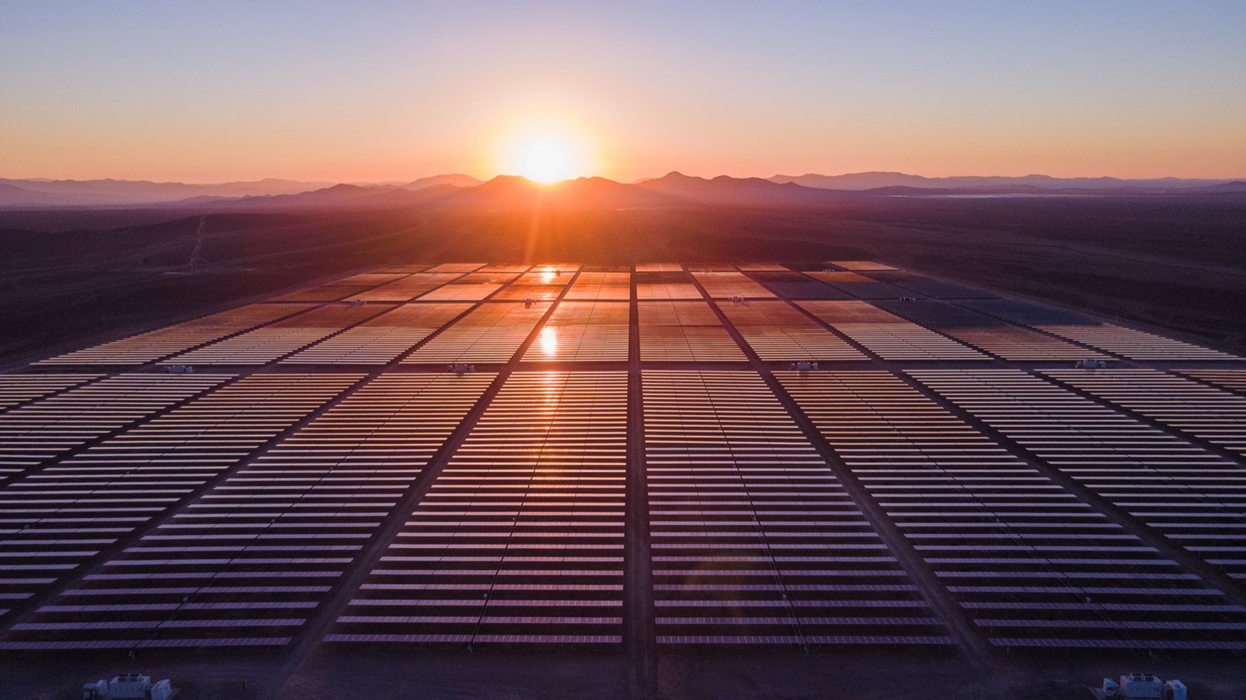 Planta solar al atardecer