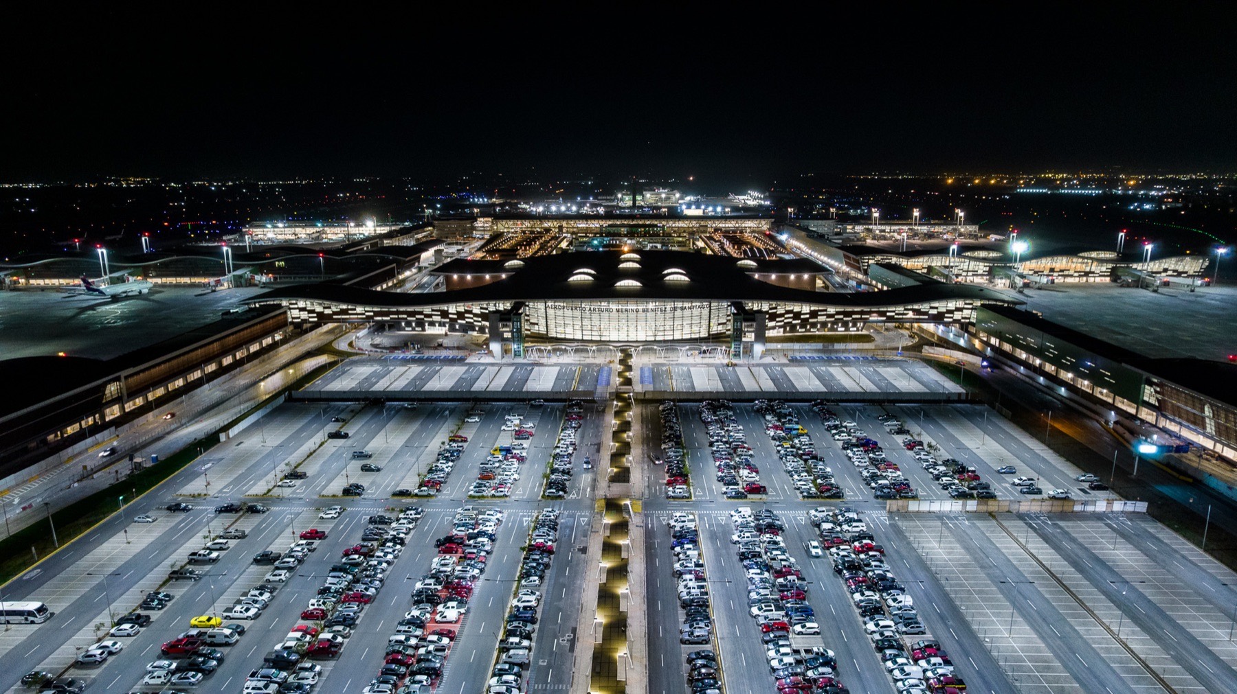 Estacionamiento iluminado de noche