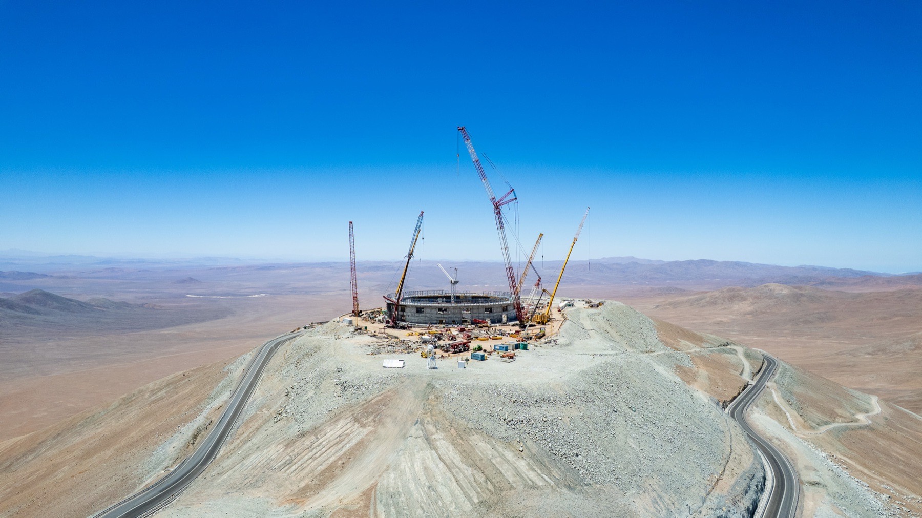 Obra en la cima de un cerro en el desierto, vista desde un drone