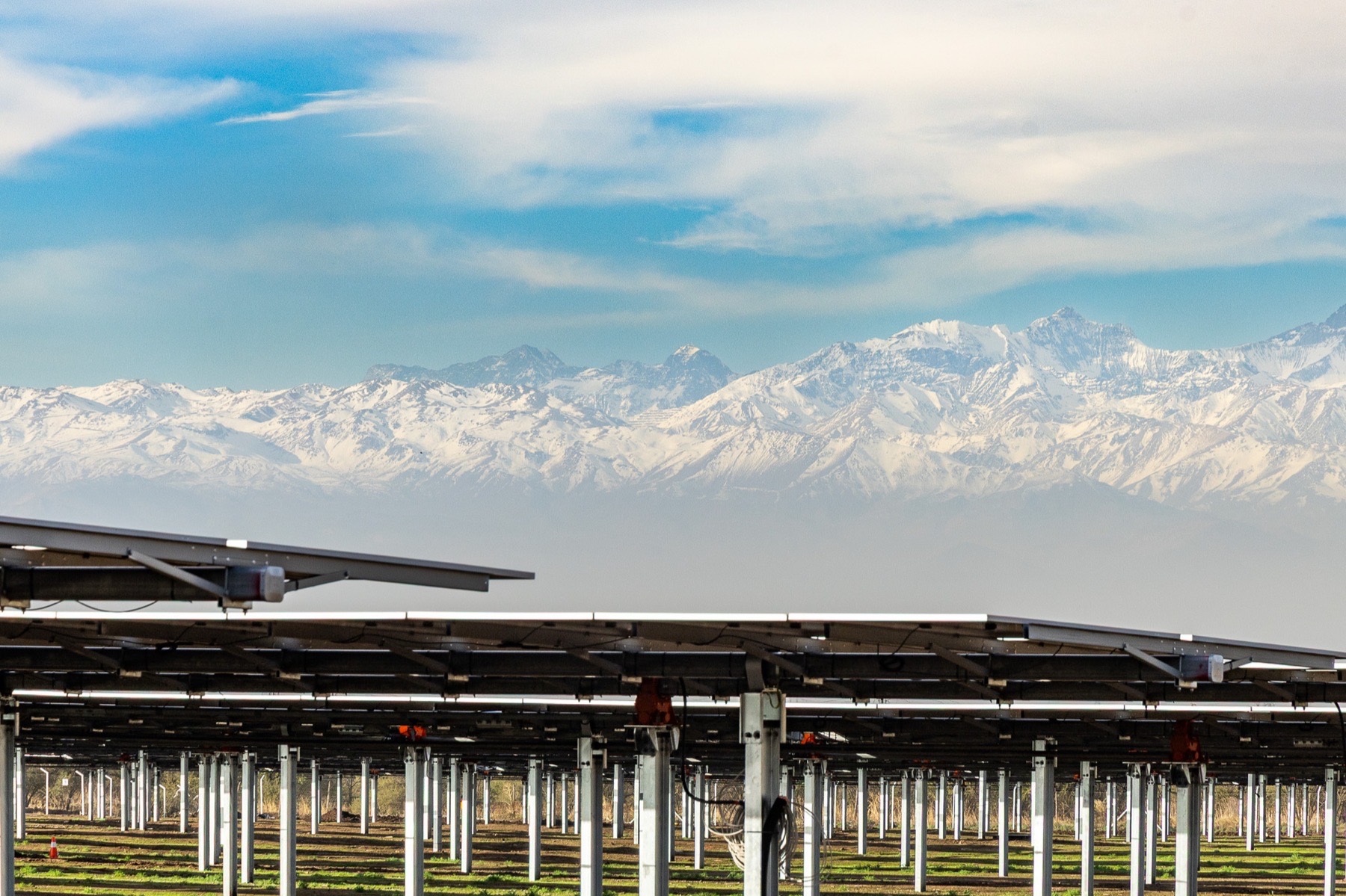 Paneles solares frente a la cordillera